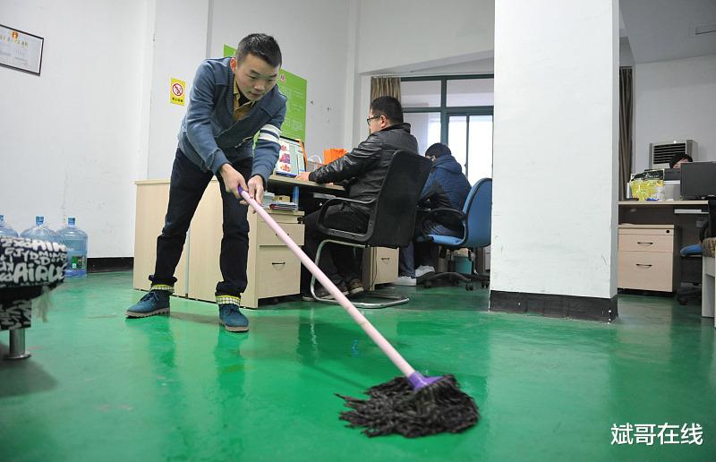 离职|脸皮厚：43岁的经理晾了两年，就是不离职，老板没脾气。