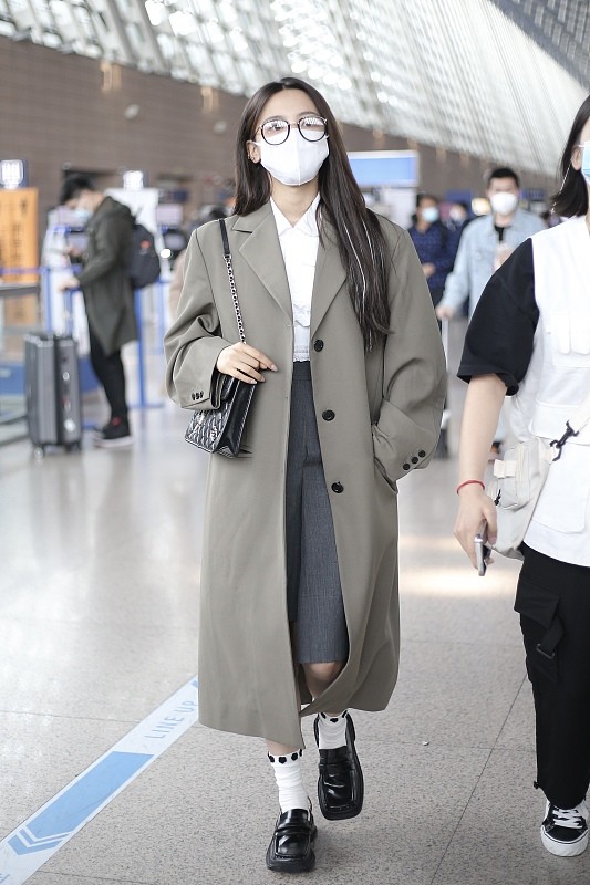 刘美华时尚 杨超越真的招人喜欢，选的休闲服装很低调，反而看着更舒服