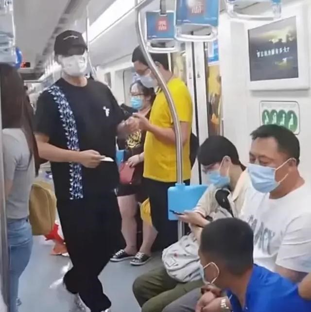 43歲李晨在上海坐地鐵無人識，略顯尷尬！-圖3