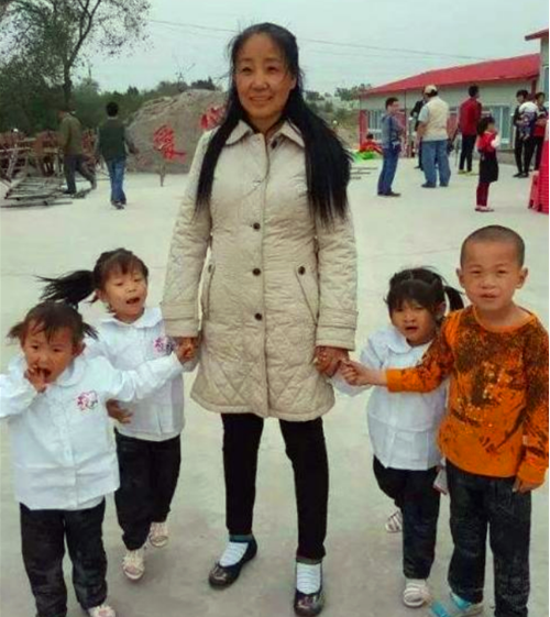戏虹星 “爱心妈妈”李利娟：曾收养118个弃儿，天使面孔背后却是个魔鬼
