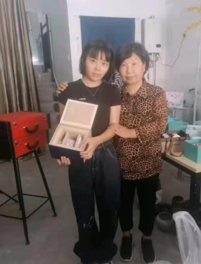 范上官|熊磊再晒郭策，两人一起吃肯德基，网友评论太扎心