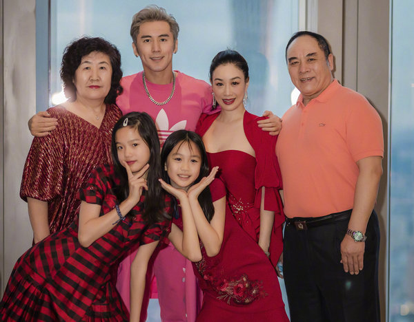 钟丽缇|51岁钟丽缇满脸红晕，倚靠公公肩膀举止亲近，婆婆曾嫌她年纪大