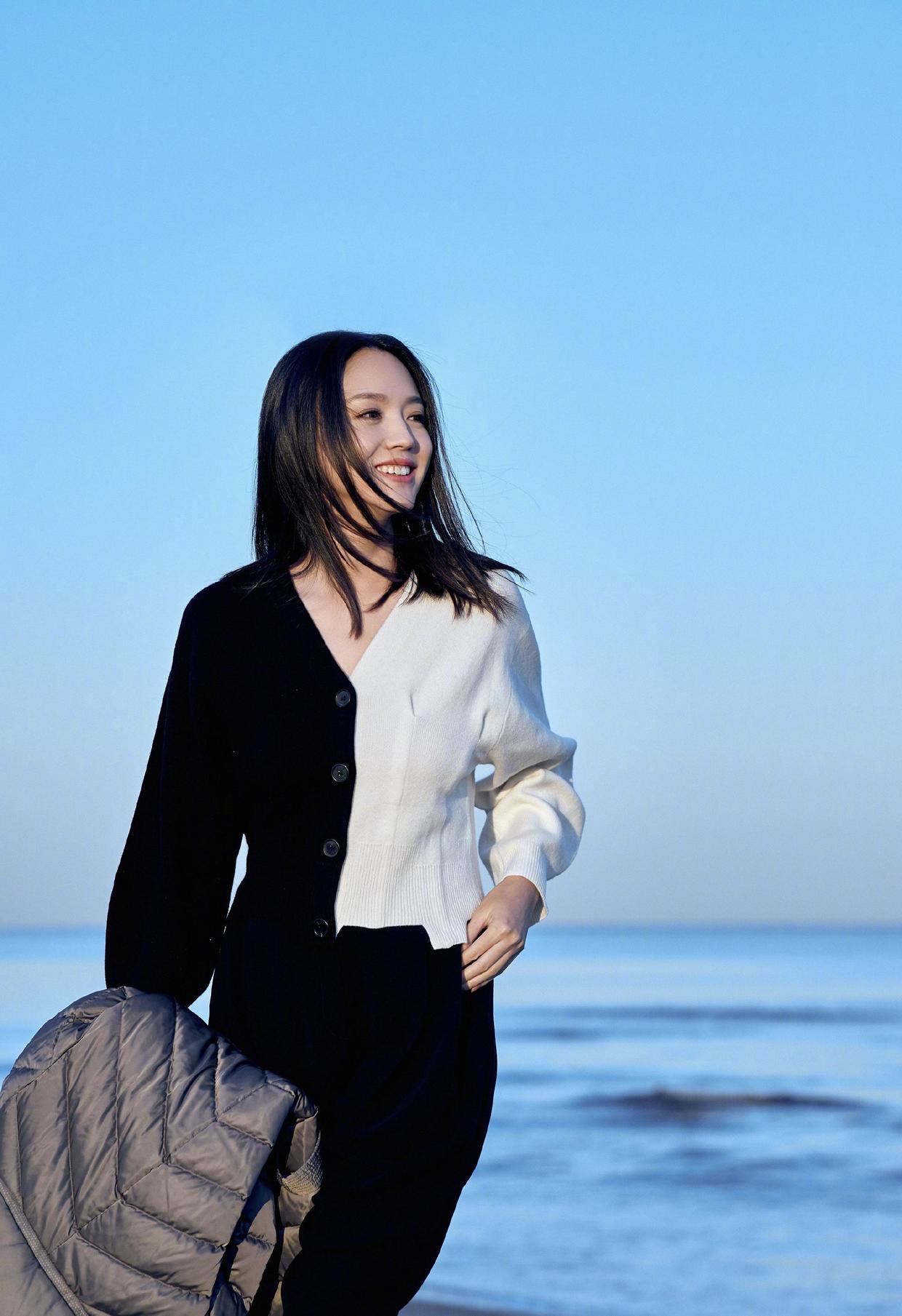 张梓琳|张梓琳身材和气质绝了！穿一件波点连衣裙超洋气，细腰长腿真吸睛