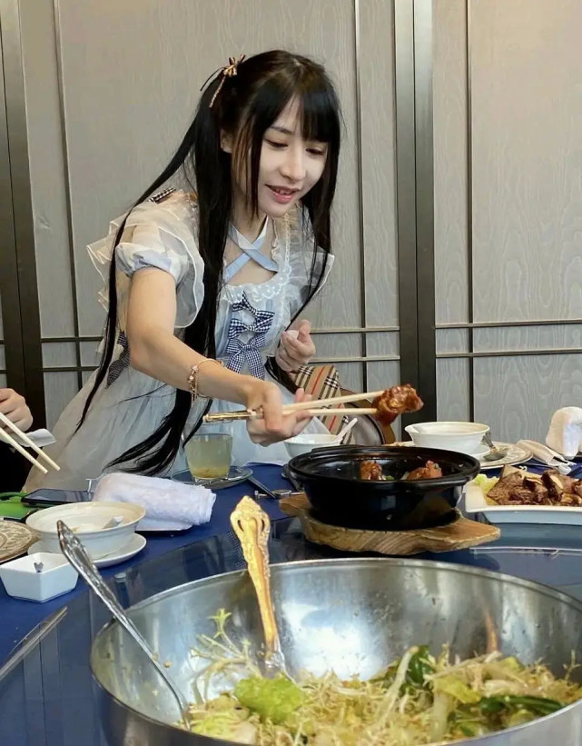 蔡萝莉|网红蔡萝莉走红毯被喷,体型瘦小头却很大,发量堪忧小腿壮硕有肌肉