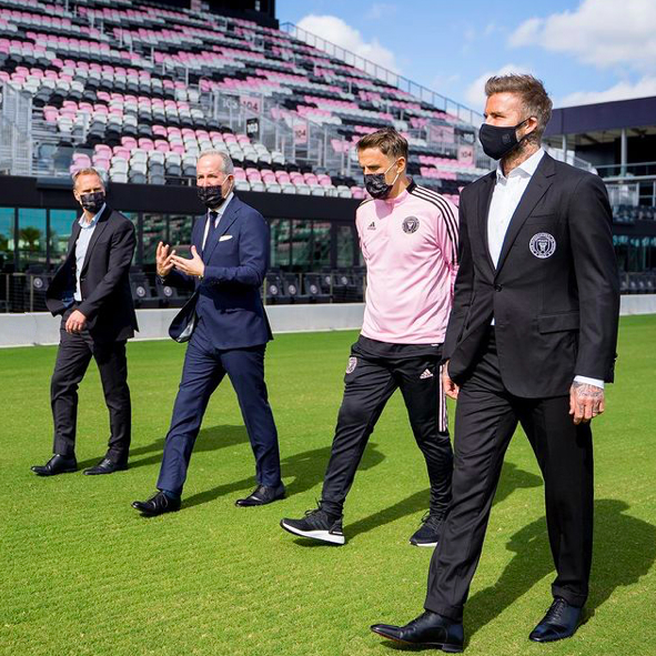 贝克汉姆|贝克汉姆怼脸拍帅出新高度!45岁植发后年轻十岁,一双花臂真吸睛