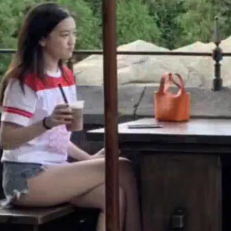 霍尊|李嫣现身环球影城被偶遇，穿热裤大秀白皙美腿，拎3万菜篮子包包