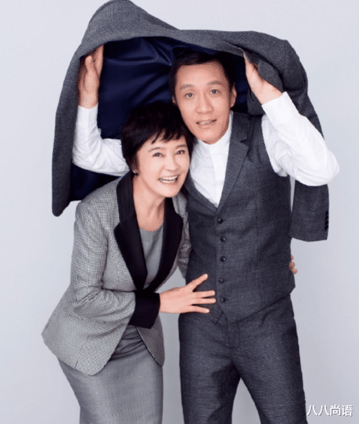 梁丹妮|梁丹妮与小8岁老公同框，一头短发穿波点衬衫显老态，年轻时真美