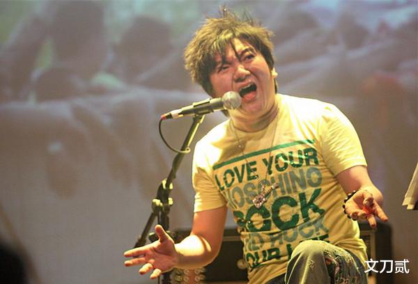 庞龙|庞龙当老师，王蓉被曝精神问题，一首歌赚2.4亿，神曲歌手怎样了