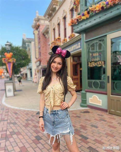 关枫馨|状态大勇！关礼杰爱女签约TVB后现身首个活动，深V短裙大秀身材