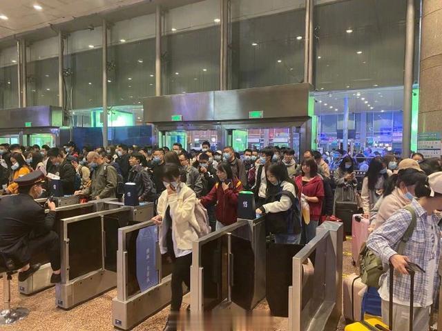 北京日报客户端 北京西站延误列车逐渐恢复运行