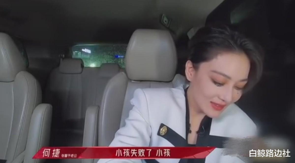 刘诗诗|张馨予穿睡衣聚餐！单腿上炕坐姿像大佬，吃地瓜烫得直叫还吐出来