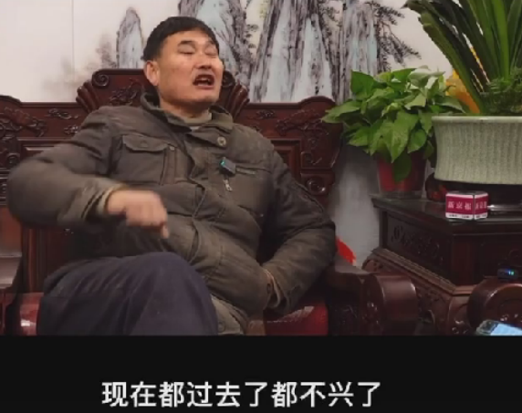 朱之文|大衣哥反对下跪拜年：我不跪天不跪地！网友：演出为什么下跪呢