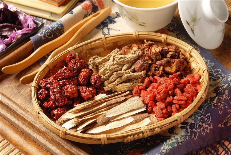 黄芪|黄芪泡水长期喝，有什么好处和坏处？哪些人不能喝？一次性讲明白