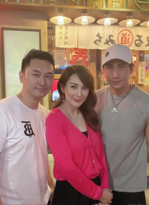 何有强|55岁的罗霖魅力全开！穿一条红色蕾丝连衣裙高级优雅，性感又迷人