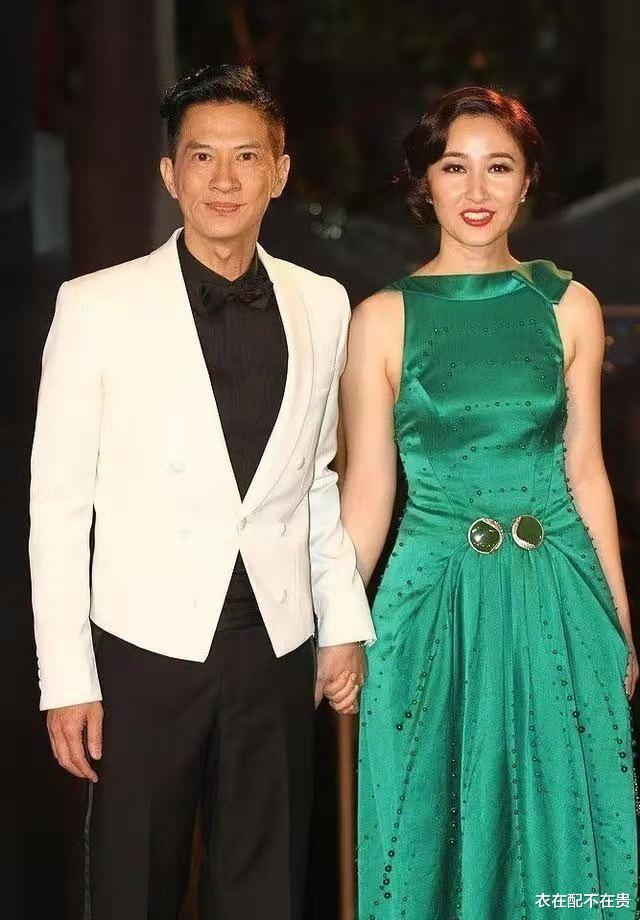 衣在配不在贵|张家辉难得和妻子同框，关咏荷穿绿裙优雅高贵，看着就有阔太范儿