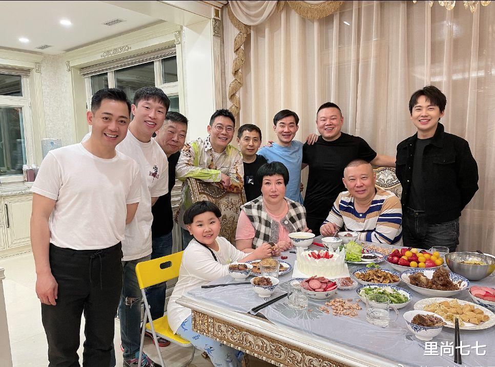 郭德纲|郭德纲一家四口为妻庆生，她居C位郭麒麟站一边，独自豪爽用大碗