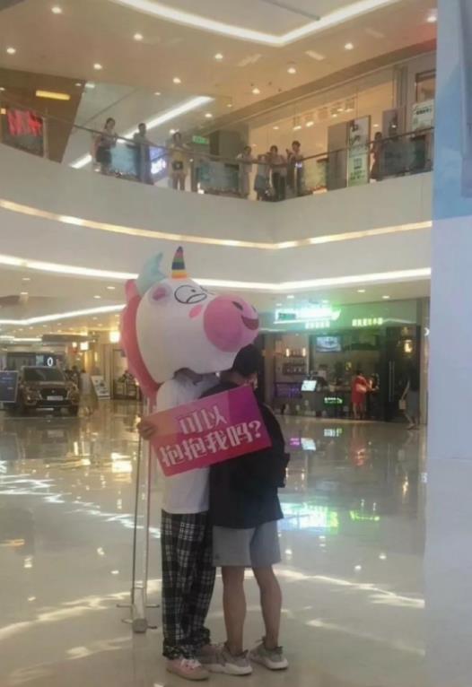 王一博|王一博早年活动无人识，现在粉丝看到牌子上的6个字，肠子都悔青