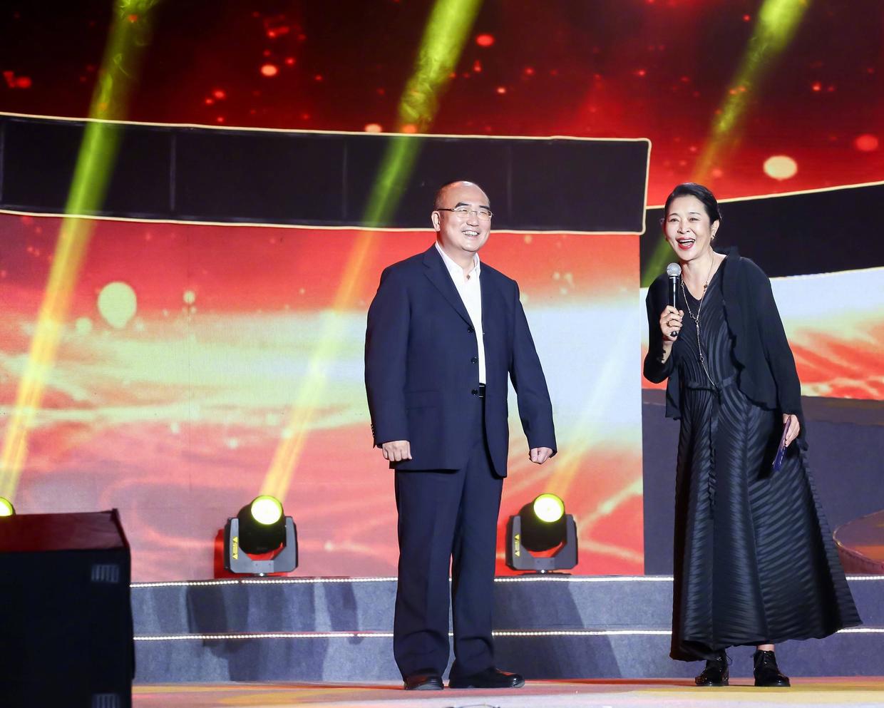 何有强|倪萍真是“奶奶辈顶流”，一袭灰色宽松长裙随性慵懒，简约舒适