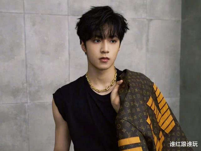 小姐姐|眼神杀、侧脸杀、歪头杀！刘耀文，一张脸满足所有少女心