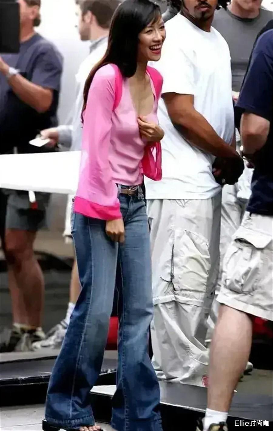 Ellie时尚咖|章子怡年轻时美得好洒脱，穿粉色低领衫秀舞步，身材纤瘦骨感明显