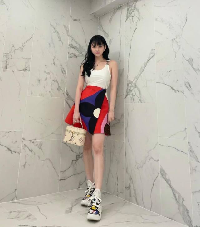 沈月|沈月完美还原妈咪邱淑贞最美外貌，性感粉红少女裙引网民尖叫