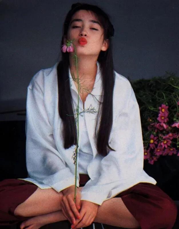 霍启刚|宫泽理惠母亲透露：我含泪把姐妹俩送进了导演的房间，锁上了门