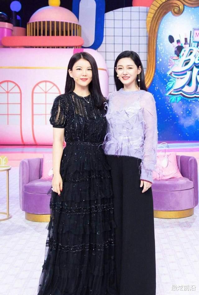 最炫前沿|李湘越来越瘦了，一袭蓝色连衣裙穿出高级美，主持人气质依旧显著