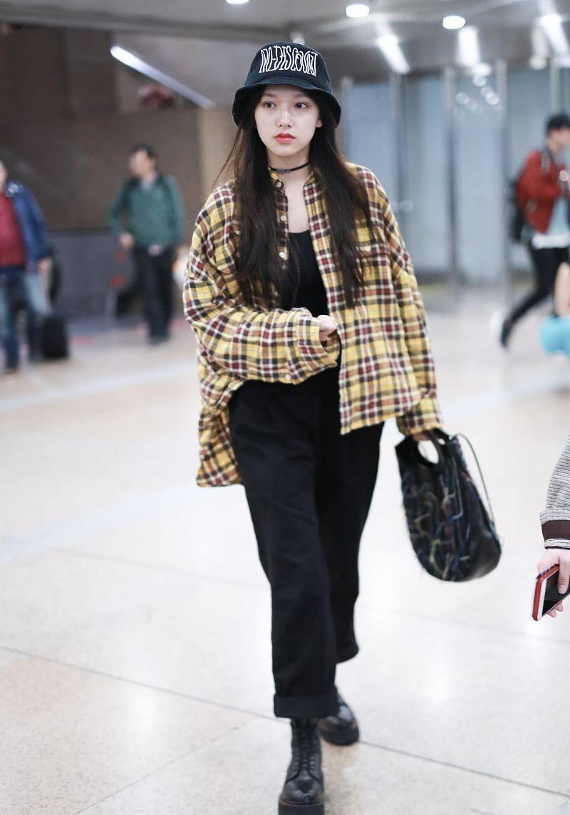 衬衫|程潇离开铁刘海果然不行，穿男友风衬衫又飒又美，发际线拖后腿了