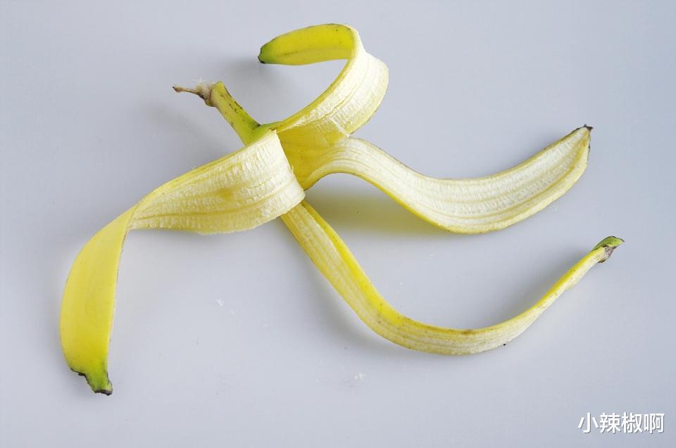 |香蕉皮,对人的皮肤有许多抗微生物和抗炎作用,是天然实用的良药