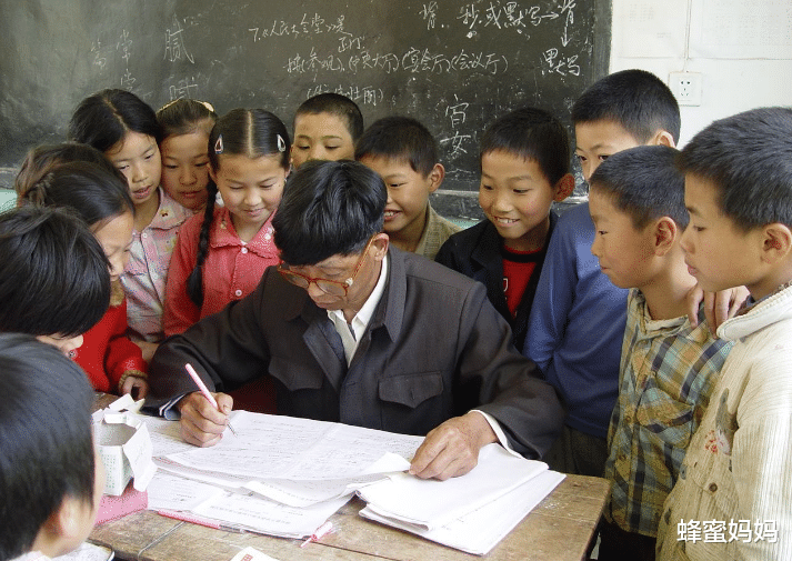 蜂蜜妈妈|在职老师全款“买车买房”，家长直接举报：工资那么低，他咋买的