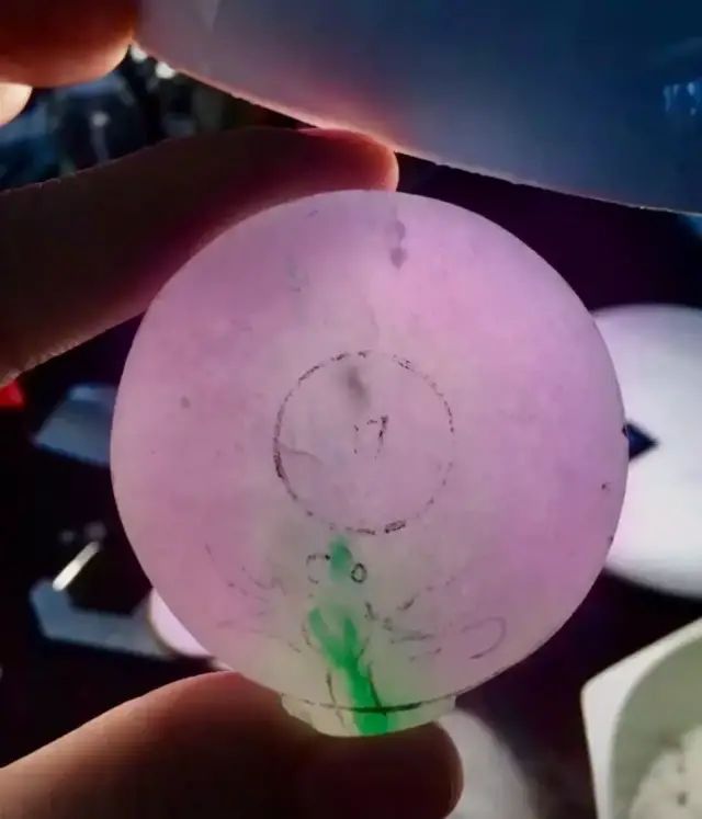 雕刻|春带彩翡翠手镯芯,雕刻出充满生命力的蜻蜓牌子,太美了!