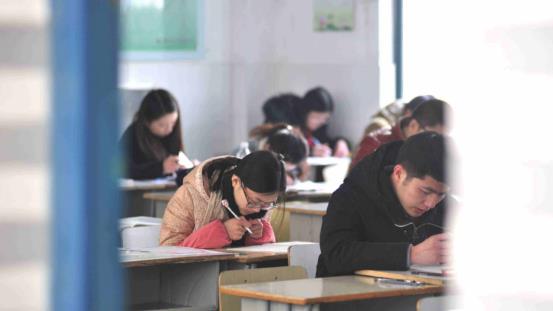 一更育儿|公务员也并非“铁饭碗”，直系亲属若有三类问题，很容易受到牵连