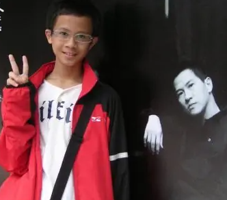 官宣|29岁男星官宣结婚，与妻子甜蜜依偎，女方颜值惊艳手戴十串黄金镯