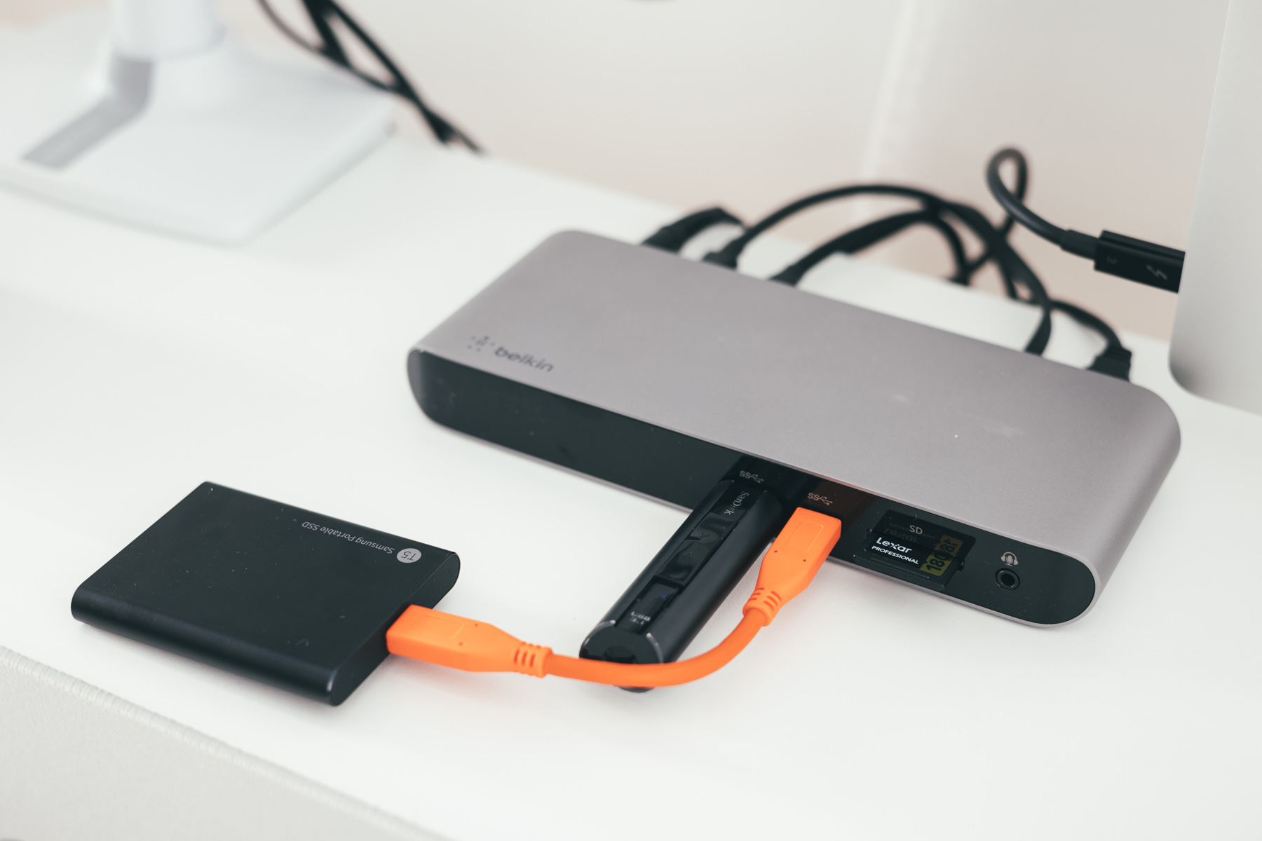 从零开始,打造极简白色系桌面美学工作台,附品质配件指南