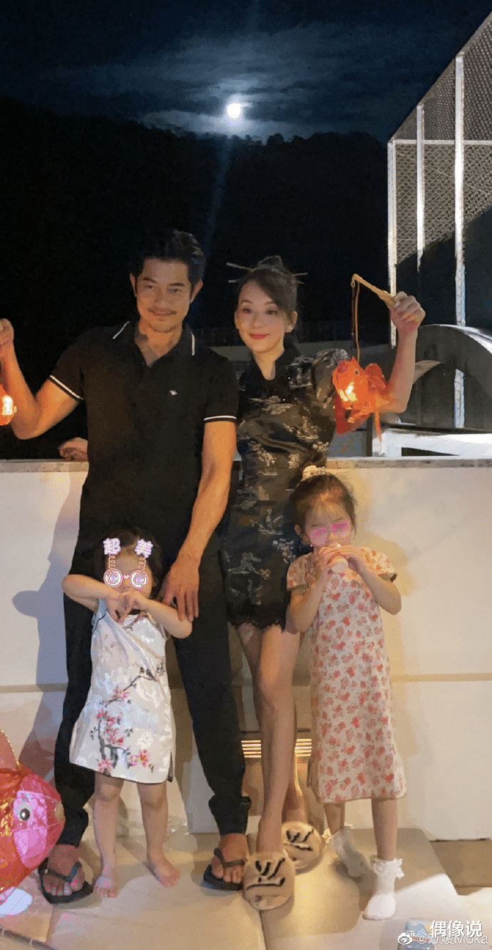 郭富城|方媛晒中秋节全家福！55岁郭富城帅气出镜，两个女儿穿旗袍超可爱