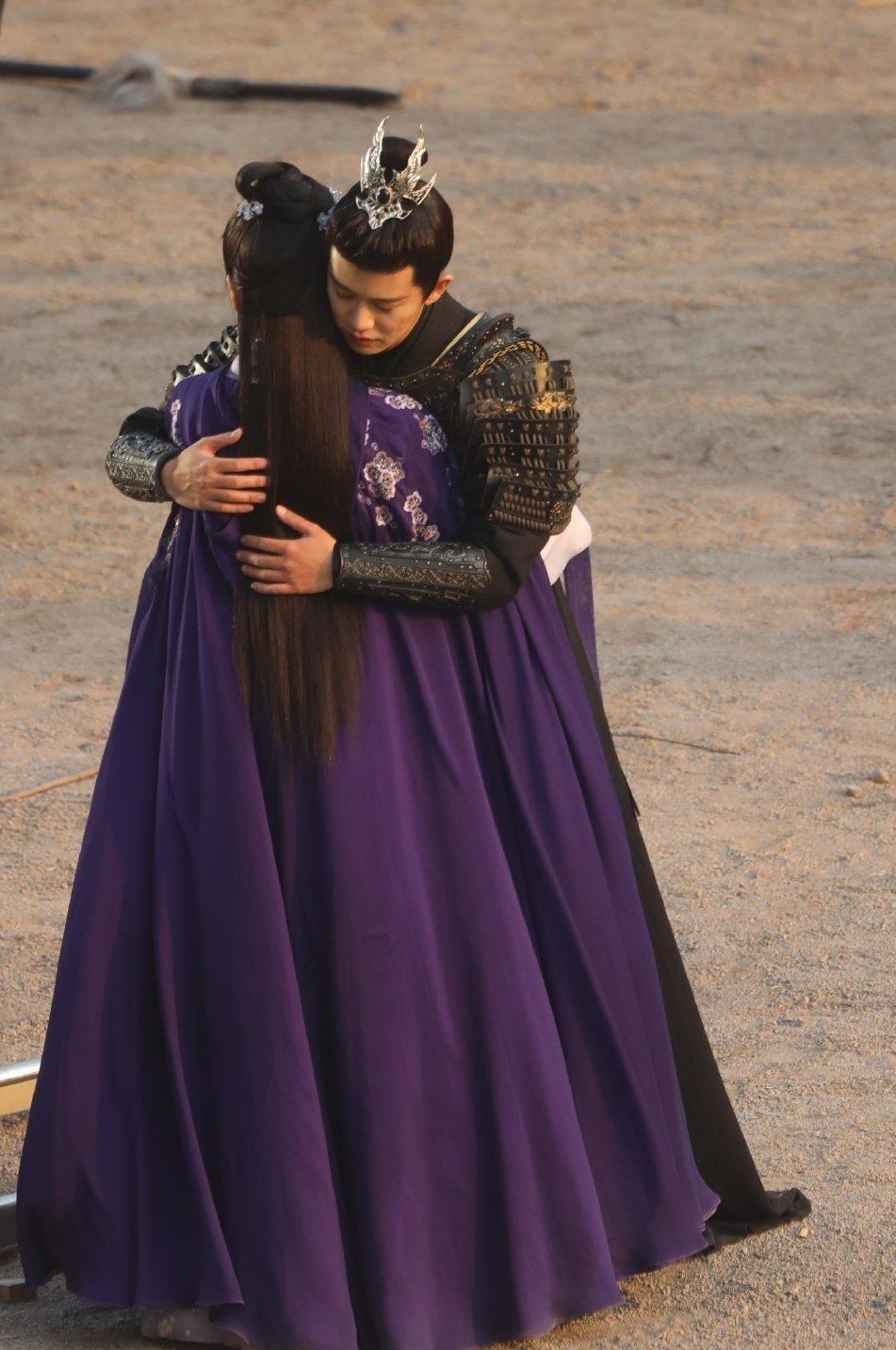 黑粉|长安如故预约人数破200万，南辰王时宜长袍加身，深情相拥太感人