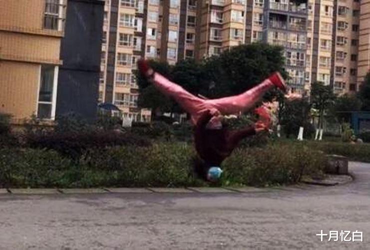 十月忆白 峨眉女侠“凌云”，用功夫丢了个垃圾爆火全网，她可不是灭绝师太