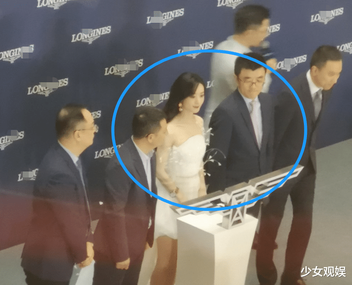 赵丽颖|赵丽颖现实生活中美不美？落地商场搞宣传，路人的举动成焦点