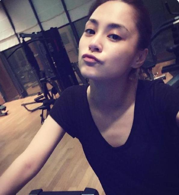 阿娇|40岁钟欣潼人到中年，依然保持少女感，坚持运动或是关键