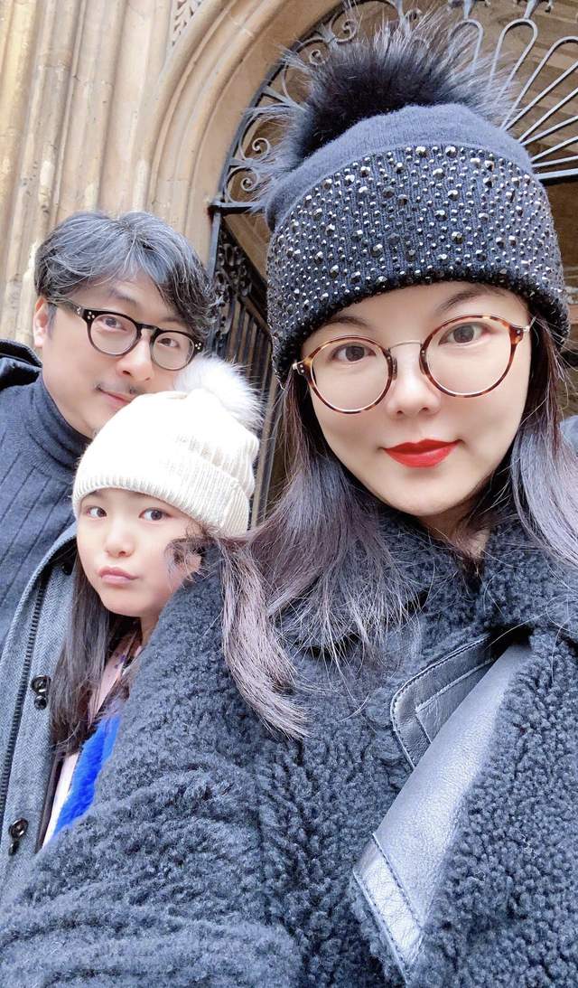 王诗龄 李湘晒照为12岁女儿庆生，王诗龄小脸红润瘦身成功，女大十八变