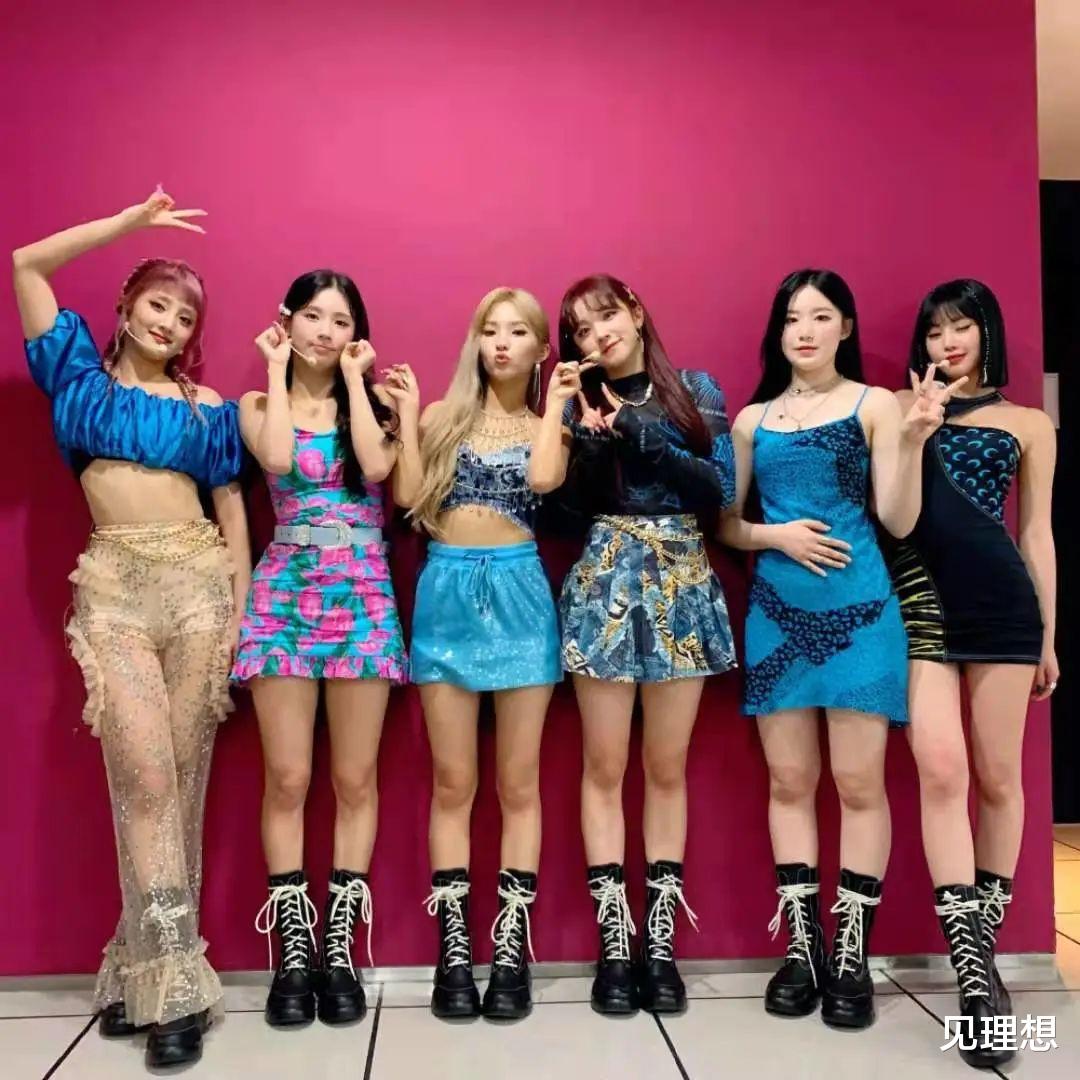韩国女团|韩国女团穿“开裆裤”唱跳!露黑色底裤显不雅,迷惑穿搭辣眼睛!