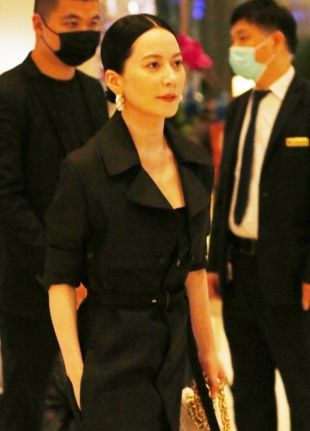 健身|俞飞鸿真是骨子里的美，穿连衣裙明明不显嫩，却美得很迷人