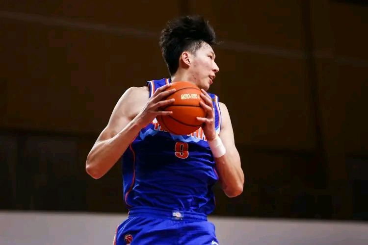 新疆男篮|新疆三消息！周琦MVP热门，队友给克拉克找状态，季后赛遇危机！