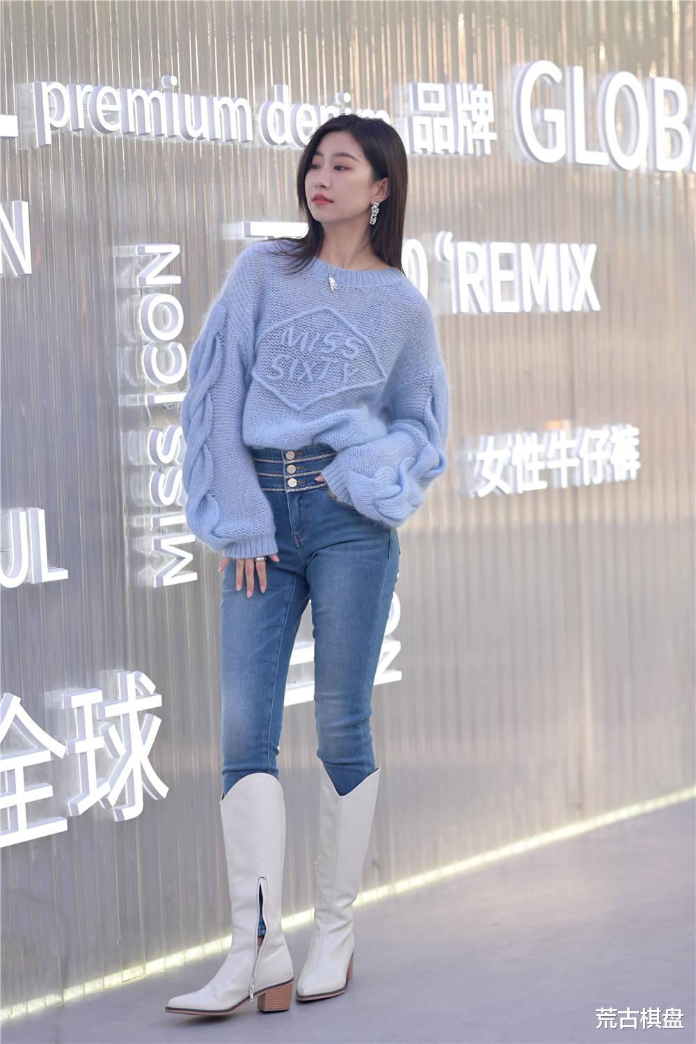 荒古棋盘 秋冬时节的经典搭配,紧身牛仔裤搭配长靴,不挑身材还非常保暖