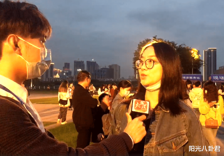 肖战|《如梦之梦》预告曝光，29岁肖战与52岁许晴接吻，画面唯美眼神尽显爱意