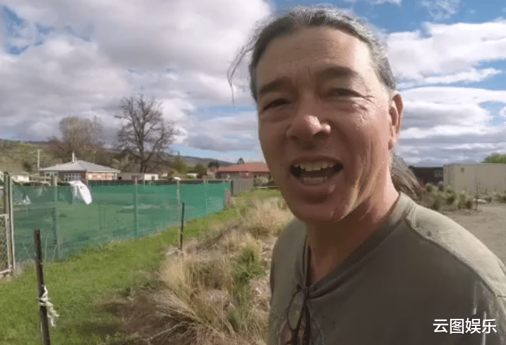 王敏德|王敏德弟弟近照，皱纹横生头发花白老到认不出，息影后转行钓鱼