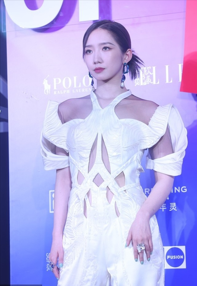 Lady变美日记|真不愧是孟美岐,穿多洞连体装真霸气,谁见她都叫一声“大哥”