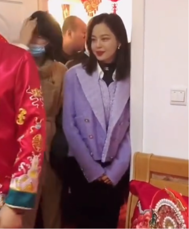 辛芷蕾|辛芷蕾现身老家参加婚礼，随礼66万还送车送房，打扮低调不抢风头