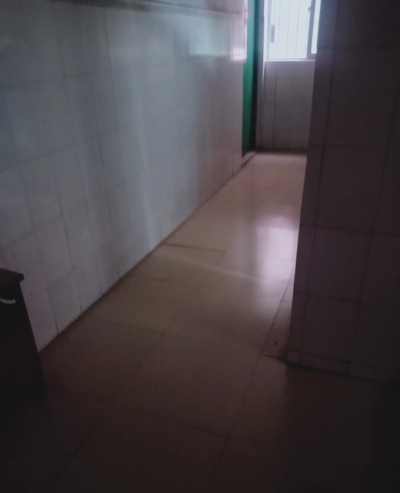 社会很简单 ?深夜，隔壁房间传出了一个男人伤感的哭声