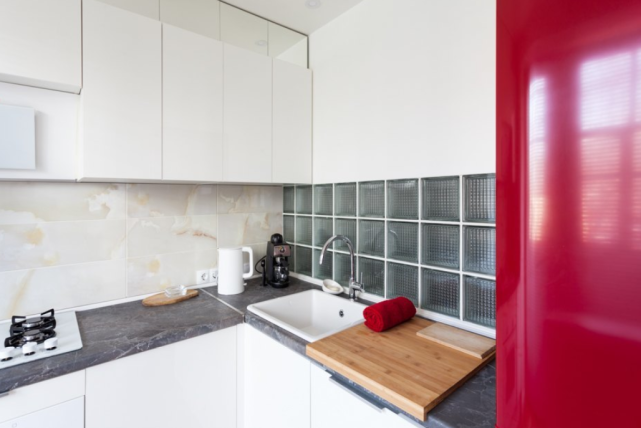 把家里的实墙隔断都拆了吧,换成这种采光更好,有档次有颜值